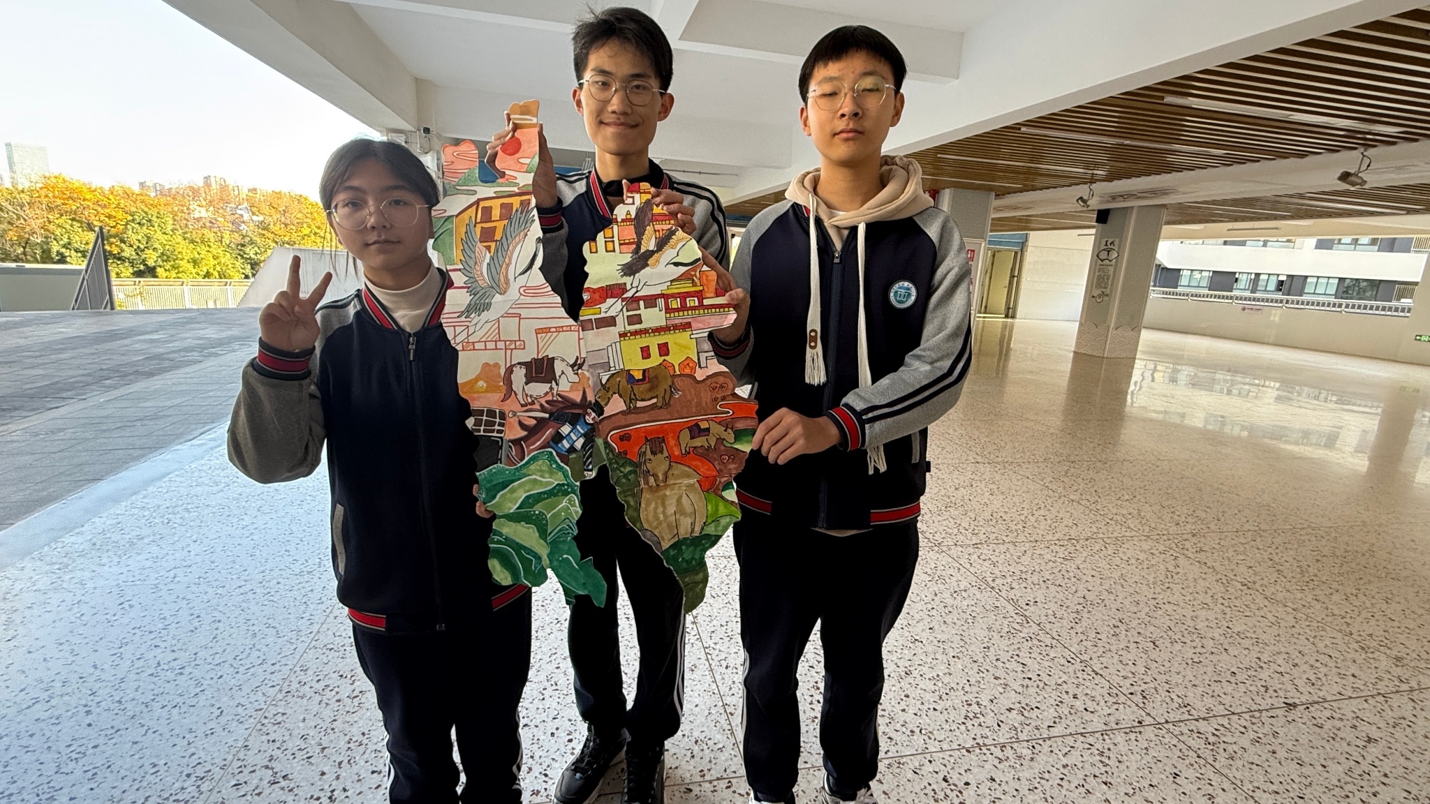 9米巨幅云南民族地图惊艳亮相!34名学生手绘展现多元文化魅力  第3张 9米巨幅云南民族地图惊艳亮相!34名学生手绘展现多元文化魅力  第3张