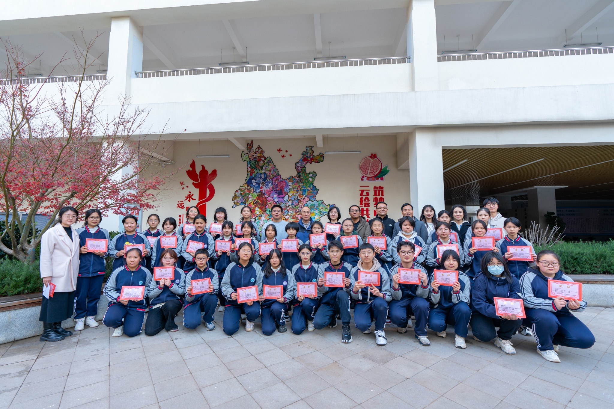 9米巨幅云南民族地图惊艳亮相!34名学生手绘展现多元文化魅力  第4张 9米巨幅云南民族地图惊艳亮相!34名学生手绘展现多元文化魅力  第4张