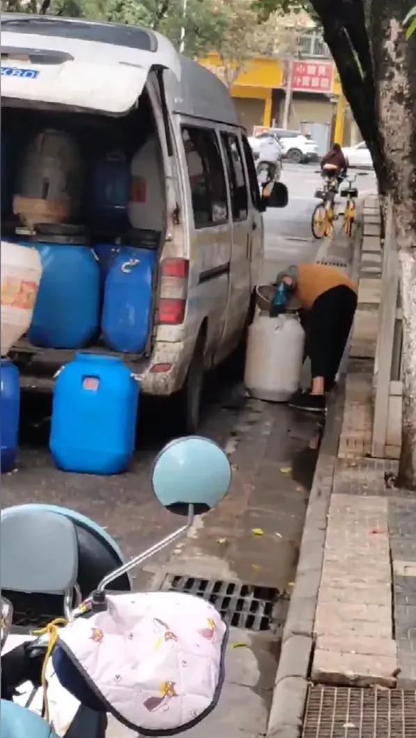 泔水直接倒入雨水管，你能想象后果有多严重吗？  第3张