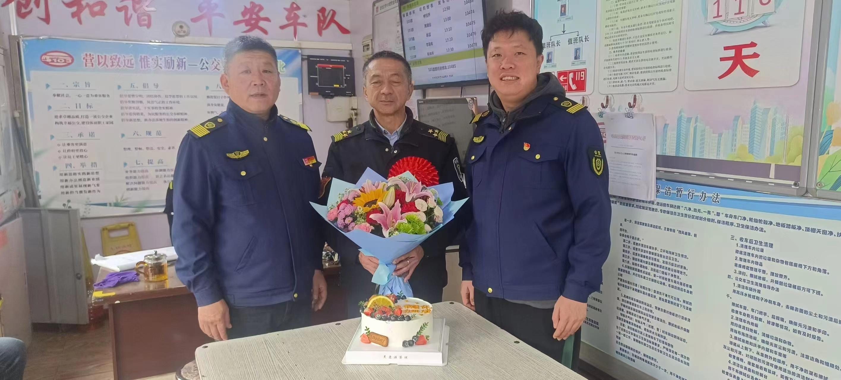 哈尔滨一公交公司为退休车长举办欢送仪式，感人至深  第3张