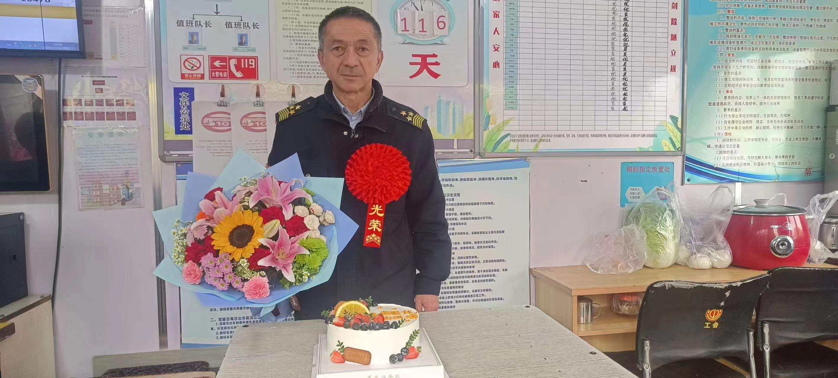 哈尔滨一公交公司为退休车长举办欢送仪式，感人至深  第4张