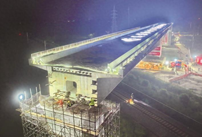 沪宁段启东特大桥跨宁启铁路连续梁成功转体，9000 吨巨梁在空中旋转 55°  第1张