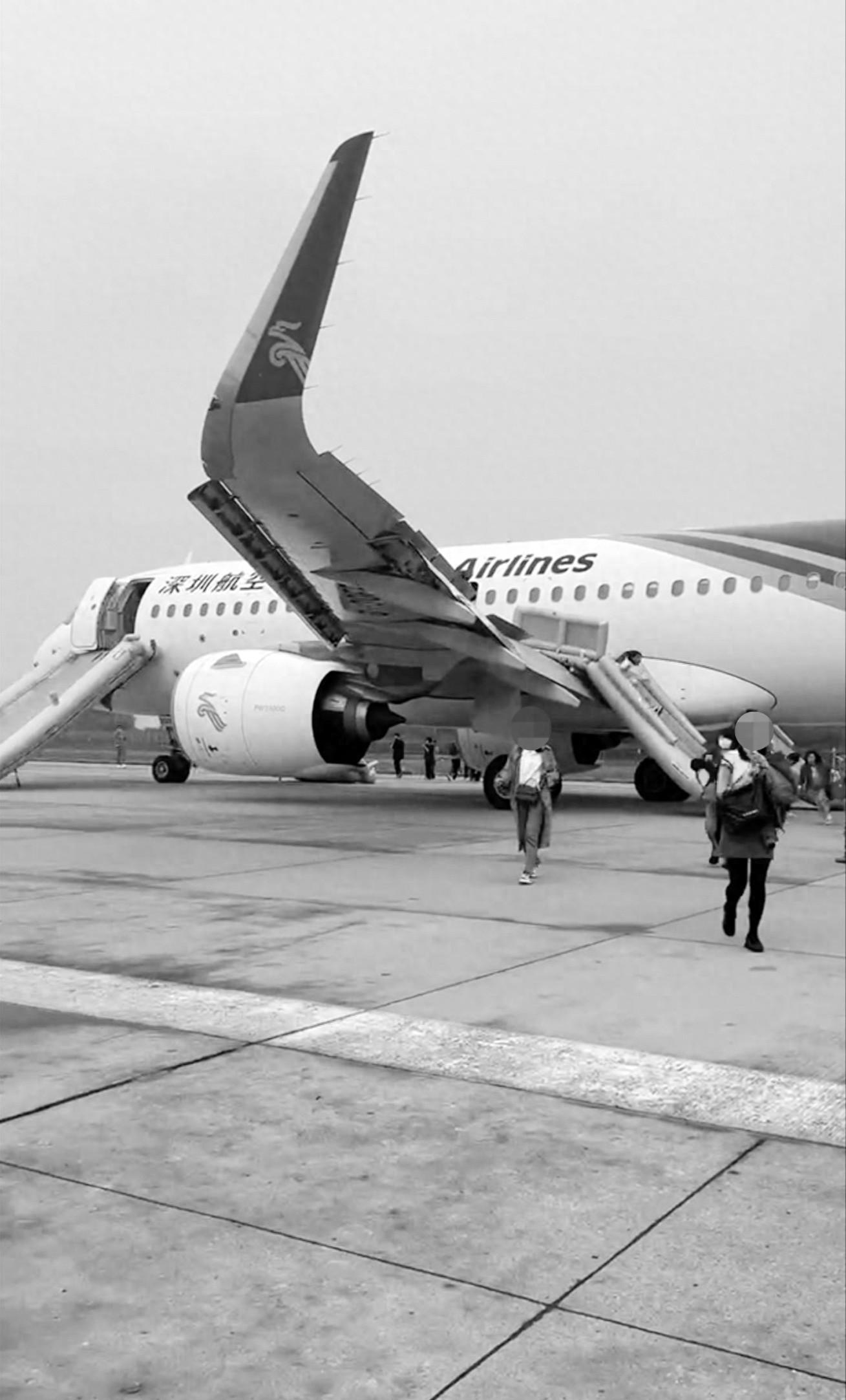 突发！深航客机起飞后客舱现烟雾，乘客从滑梯紧急撤离  第1张