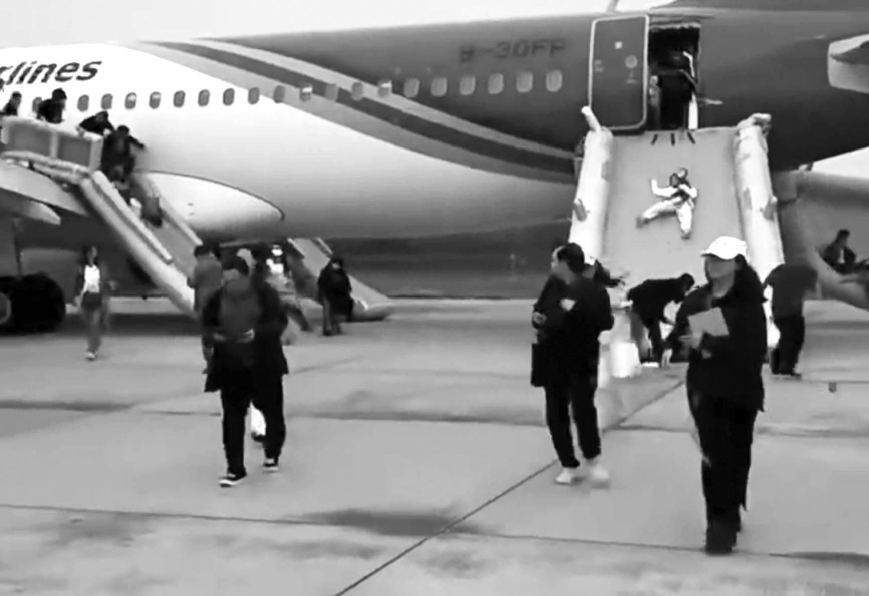 突发！深航客机起飞后客舱现烟雾，乘客从滑梯紧急撤离  第2张