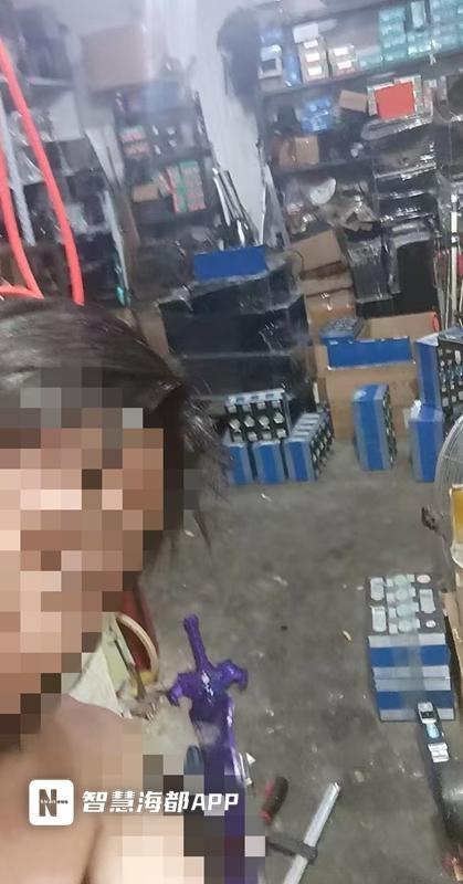 福州一小区住户囤放大量锂电池，无人应答，安全隐患令人担忧  第1张