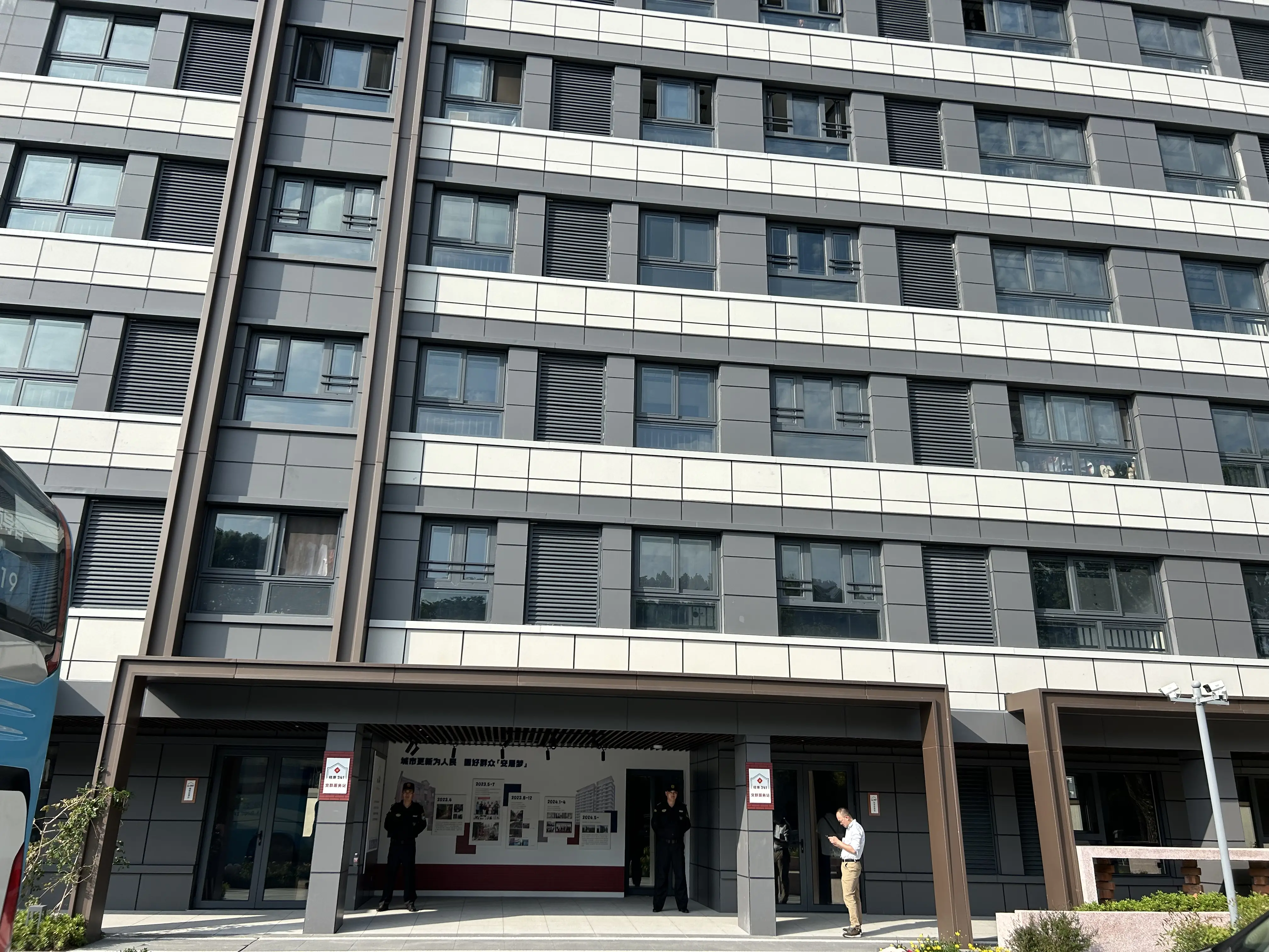 75 岁老人住了一辈子的破旧老房，如今竟焕然一新
