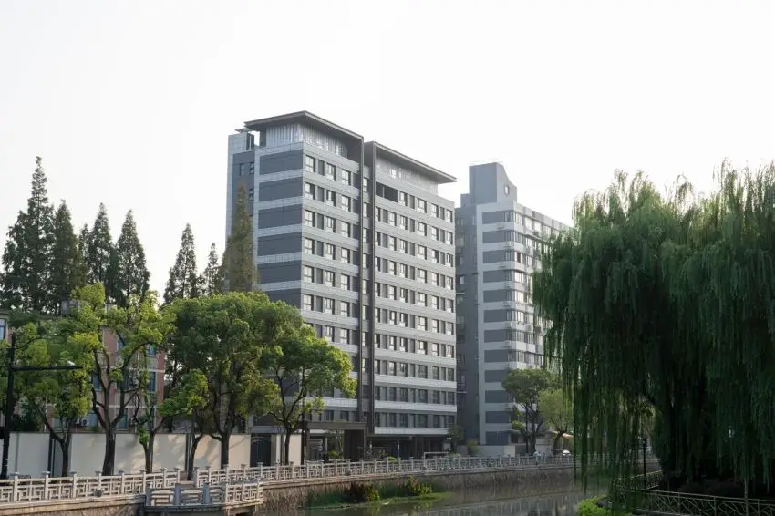 75 岁老人住了一辈子的破旧老房，如今竟焕然一新  第2张