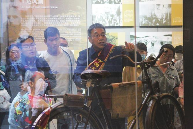 白天守护工业记忆，晚上守望夜色，这位保安大叔不简单  第6张