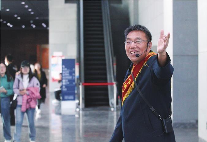 白天守护工业记忆，晚上守望夜色，这位保安大叔不简单  第7张