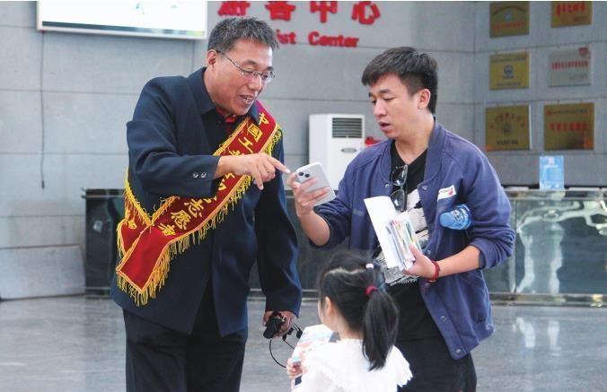 白天守护工业记忆，晚上守望夜色，这位保安大叔不简单  第8张