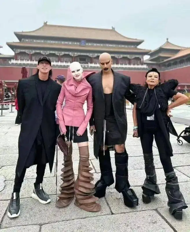 美国设计师因着装问题被故宫安保劝离，引发争议  第1张