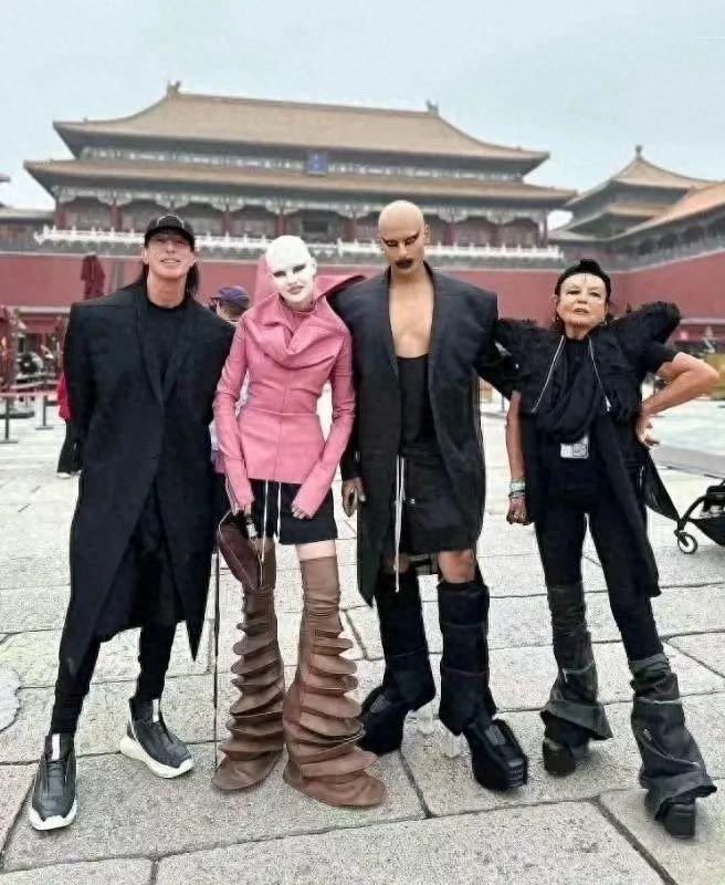 瑞克·欧文斯参观故宫被劝离，着装自由是否应有界限？