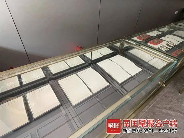 银行卡被冻结，客户提前追款，南宁一店主所有金银首饰被搬空  第2张