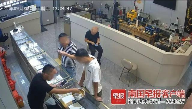 银行卡被冻结，客户提前追款，南宁一店主所有金银首饰被搬空  第3张
