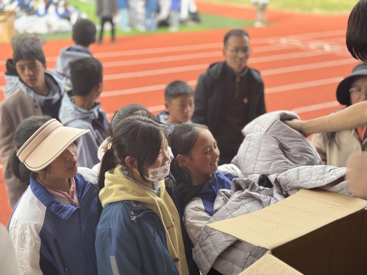 跨越 2400 公里！50 万爱心服饰温暖阿坝县中学学生的冬天  第1张