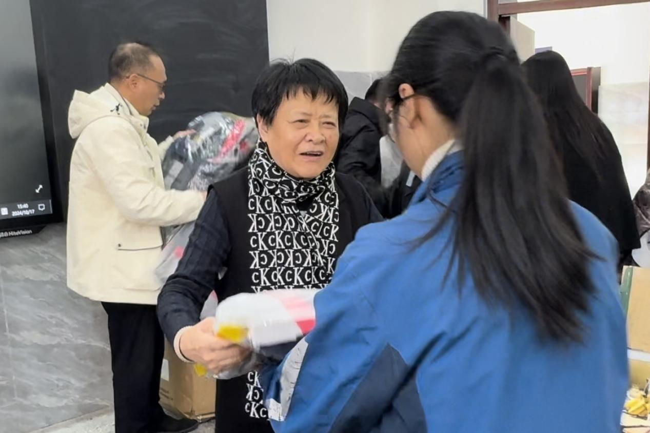 跨越 2400 公里！50 万爱心服饰温暖阿坝县中学学生的冬天  第3张