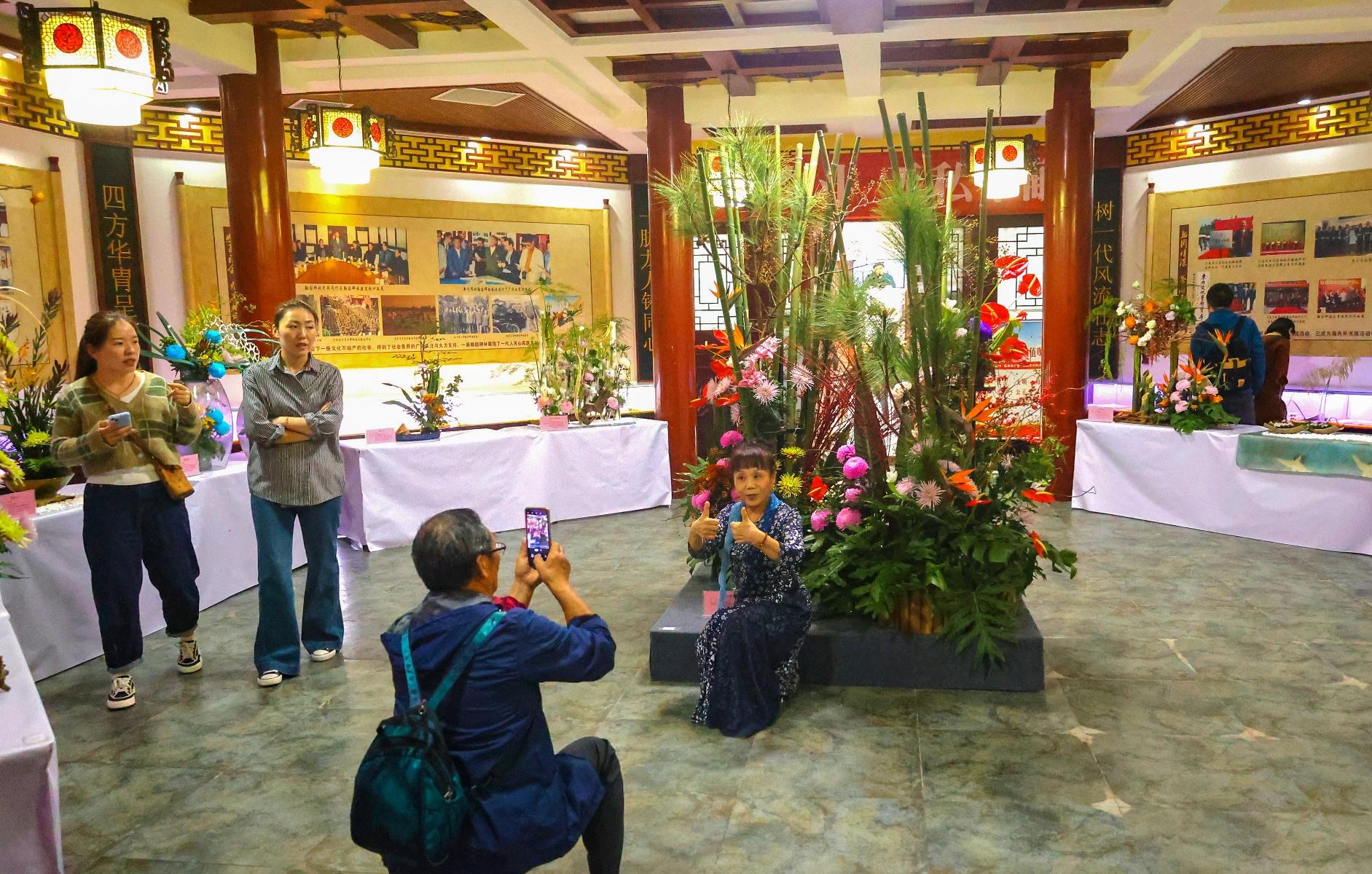20 万盆菊花绚丽绽放！中国开封第 42 届菊花文化节盛大开幕  第3张