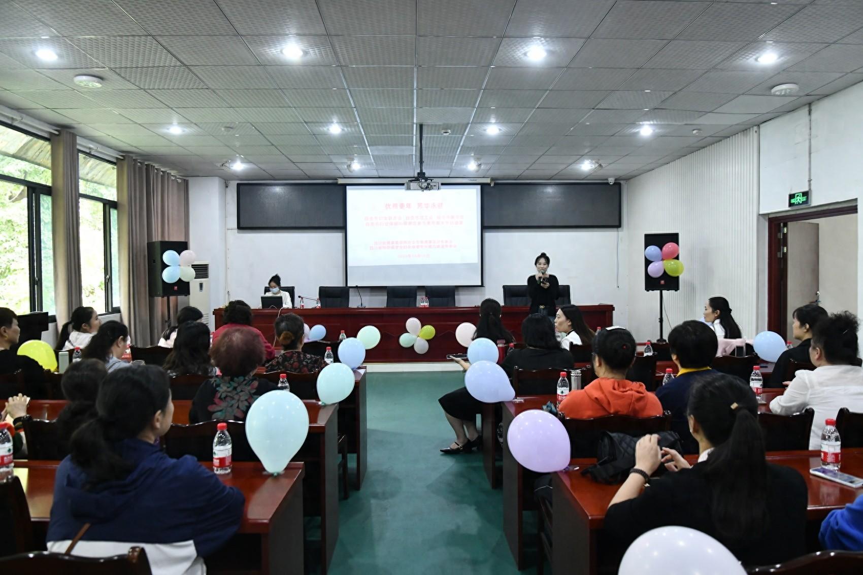 世界更年期关怀日与粉红丝带关爱日，自贡市妇幼保健院打造健康教育沙龙活动