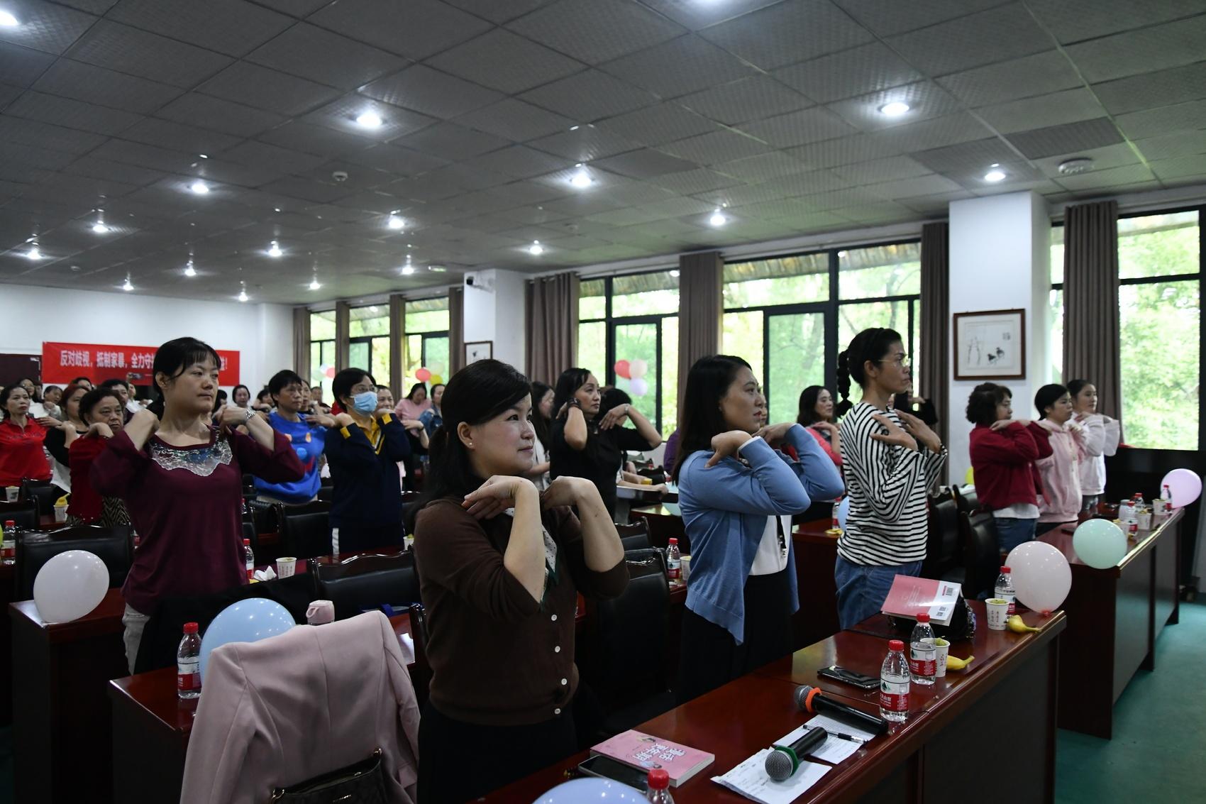 世界更年期关怀日与粉红丝带关爱日，自贡市妇幼保健院打造健康教育沙龙活动  第2张
