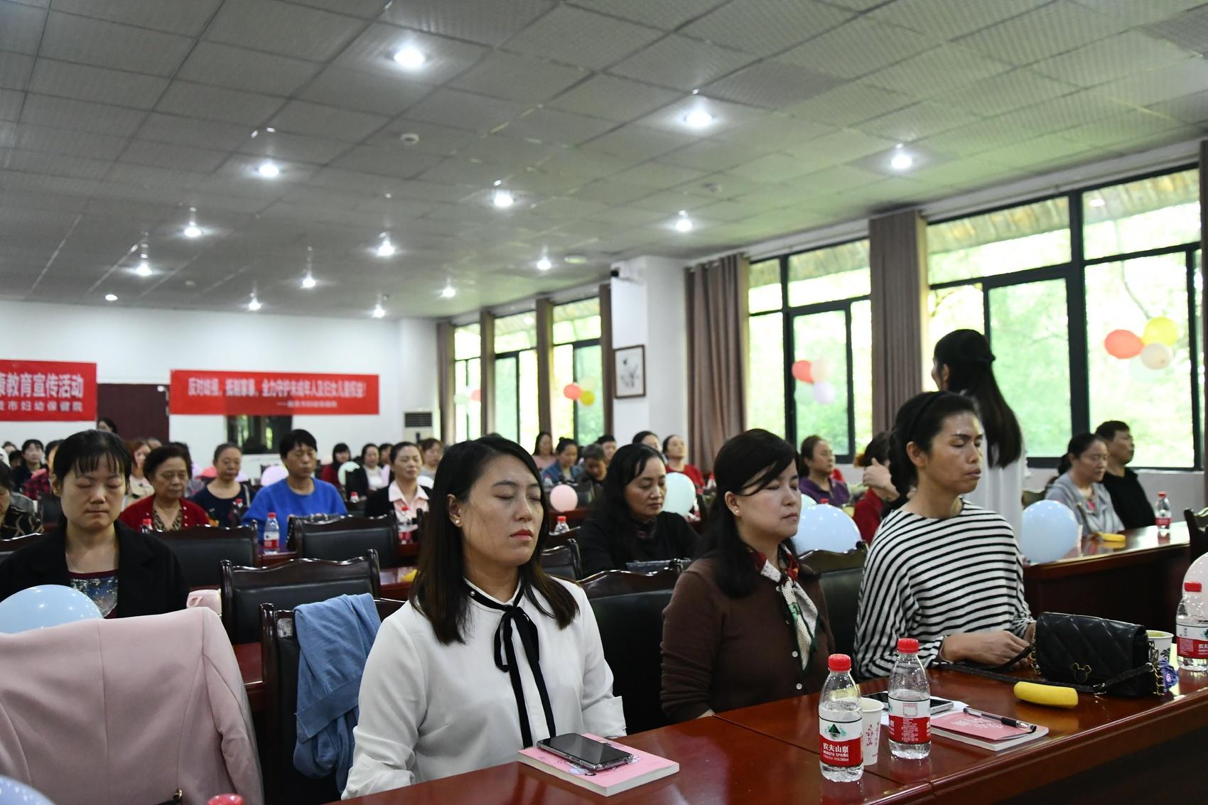 世界更年期关怀日与粉红丝带关爱日，自贡市妇幼保健院打造健康教育沙龙活动  第4张