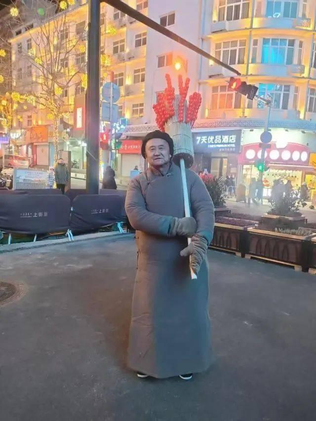 68 岁老人一天赶两场戏，网络短剧为何让他如此痴迷？  第2张