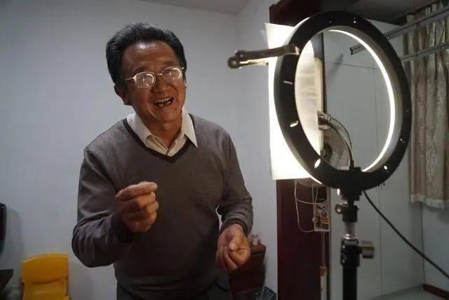 68 岁老人一天赶两场戏，网络短剧为何让他如此痴迷？  第3张