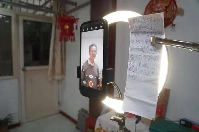 68 岁老人一天赶两场戏，网络短剧为何让他如此痴迷？  第4张
