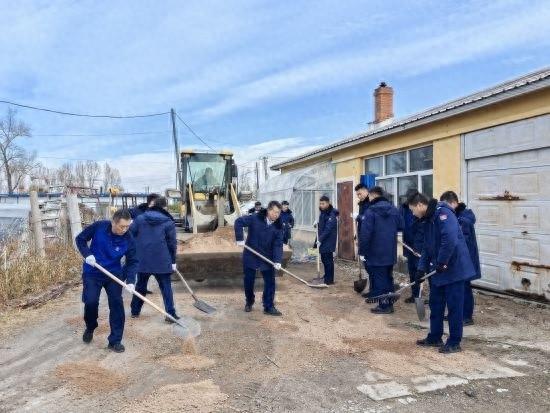 方正县消防救援大队联合育才社区开展人居环境整治行动，助力亚冬会  第1张