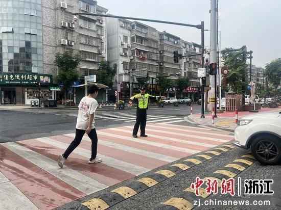 浙江南浔和孚镇：斑马线前，车让人、人快走，文明出行更安全  第2张