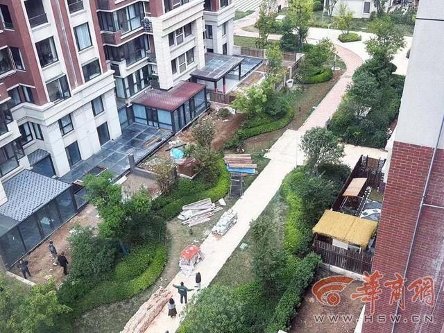 合能铂悦府小区多户业主乱搭乱建，公共绿地被侵占，谁来管？  第2张