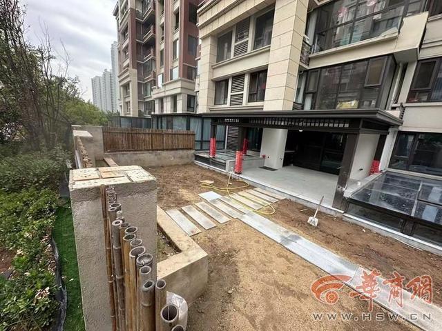 合能铂悦府小区多户业主乱搭乱建，公共绿地被侵占，谁来管？  第3张