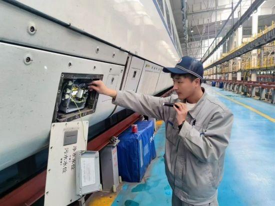 漠河降雪，动车如何确保安全运行？哈尔滨动车段这样做  第3张