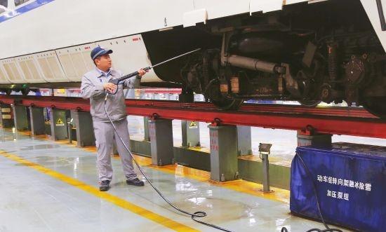 漠河降雪，动车如何确保安全运行？哈尔滨动车段这样做  第6张