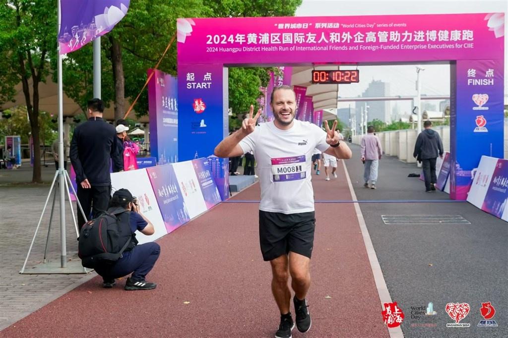 200 余国际友人齐聚！这场健康跑活动在黄浦滨江举办，你参加了吗？  第3张