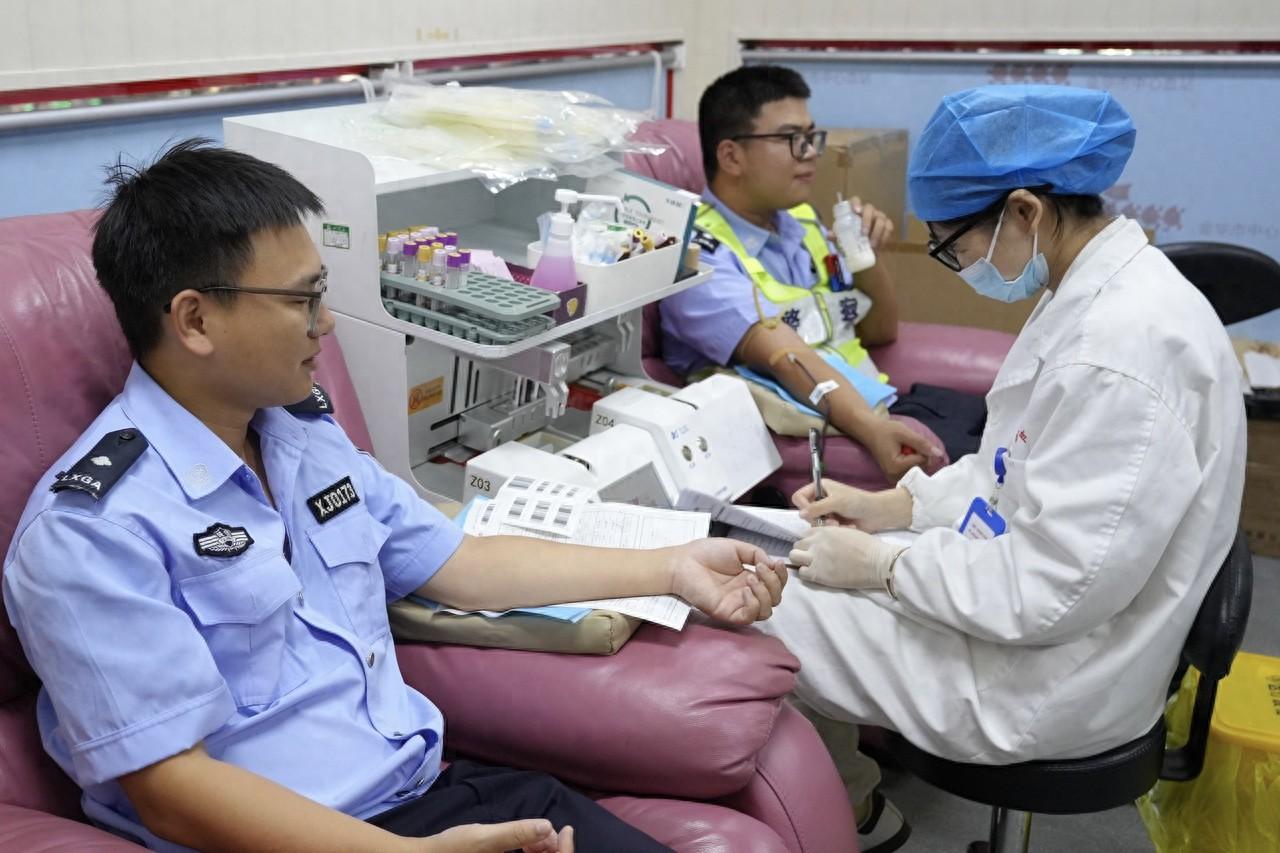18 名民辅警 10 分钟内集合，只为拯救他的生命  第1张