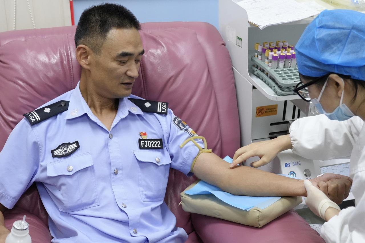18 名民辅警 10 分钟内集合，只为拯救他的生命  第2张