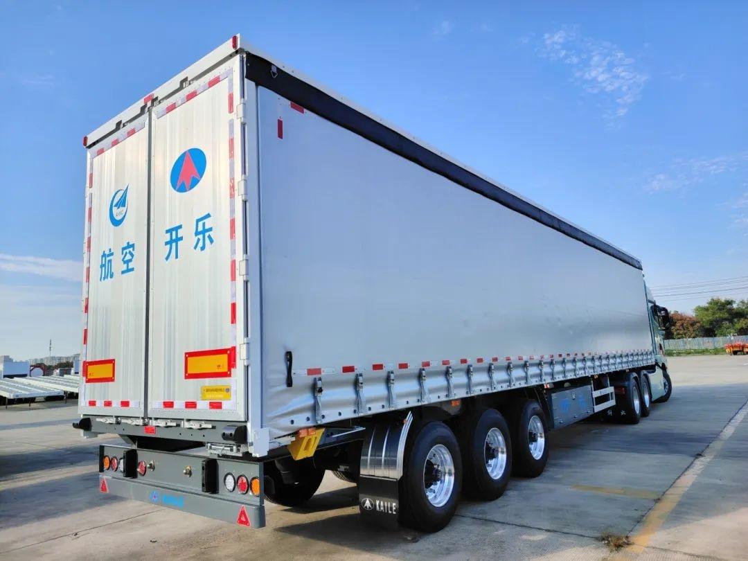 全国首款大容积边贸款侧帘布厢式半挂车，背后的研发生产团队有多强大？  第2张