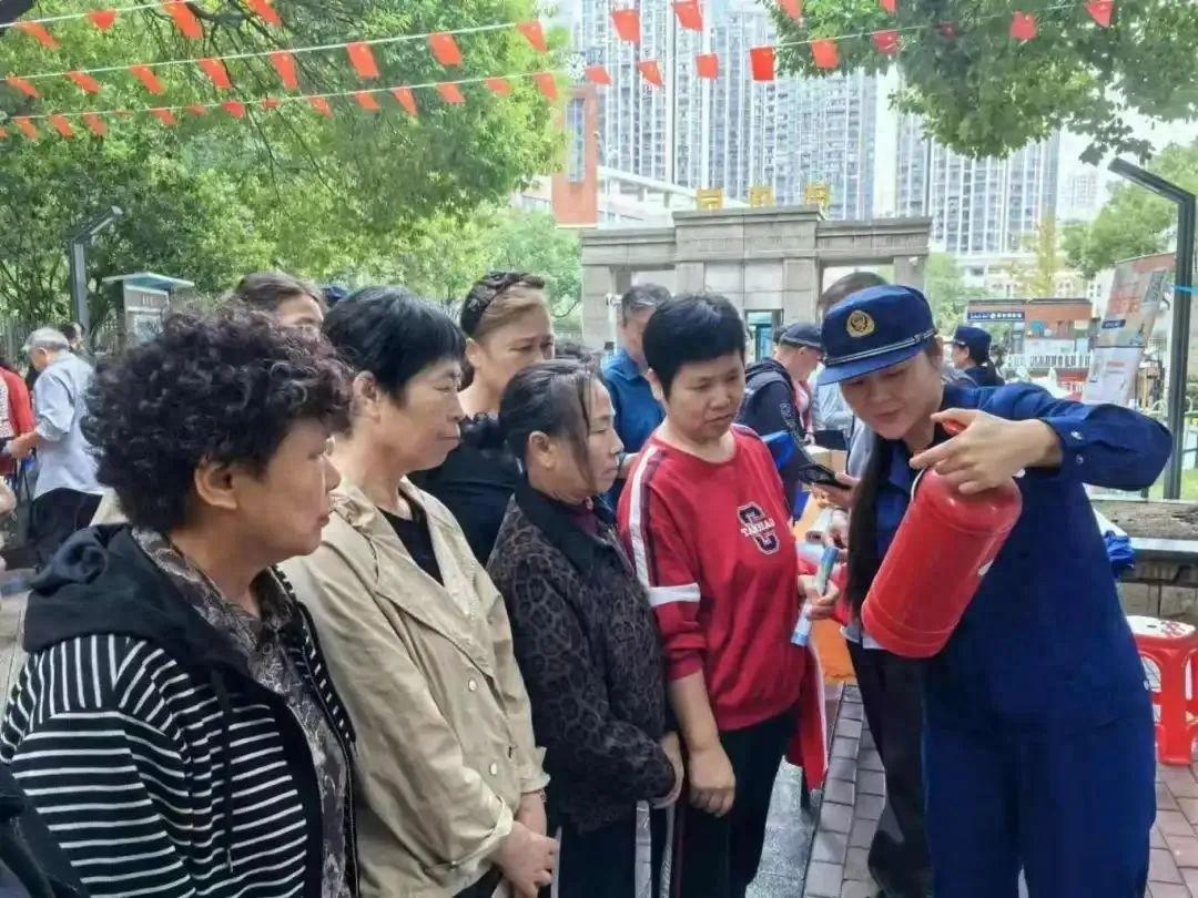 10 月 19 日，合肥市消防救援局全民消防安全宣传活动，筑牢防线  第1张