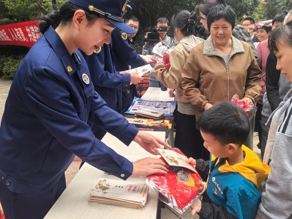 10 月 19 日，合肥市消防救援局全民消防安全宣传活动，筑牢防线  第6张