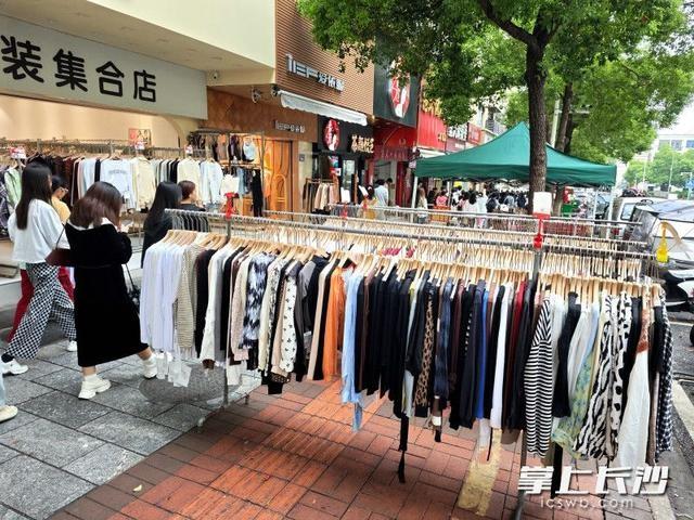 长沙龙喜路行人难行，谁来还路于民？  第4张