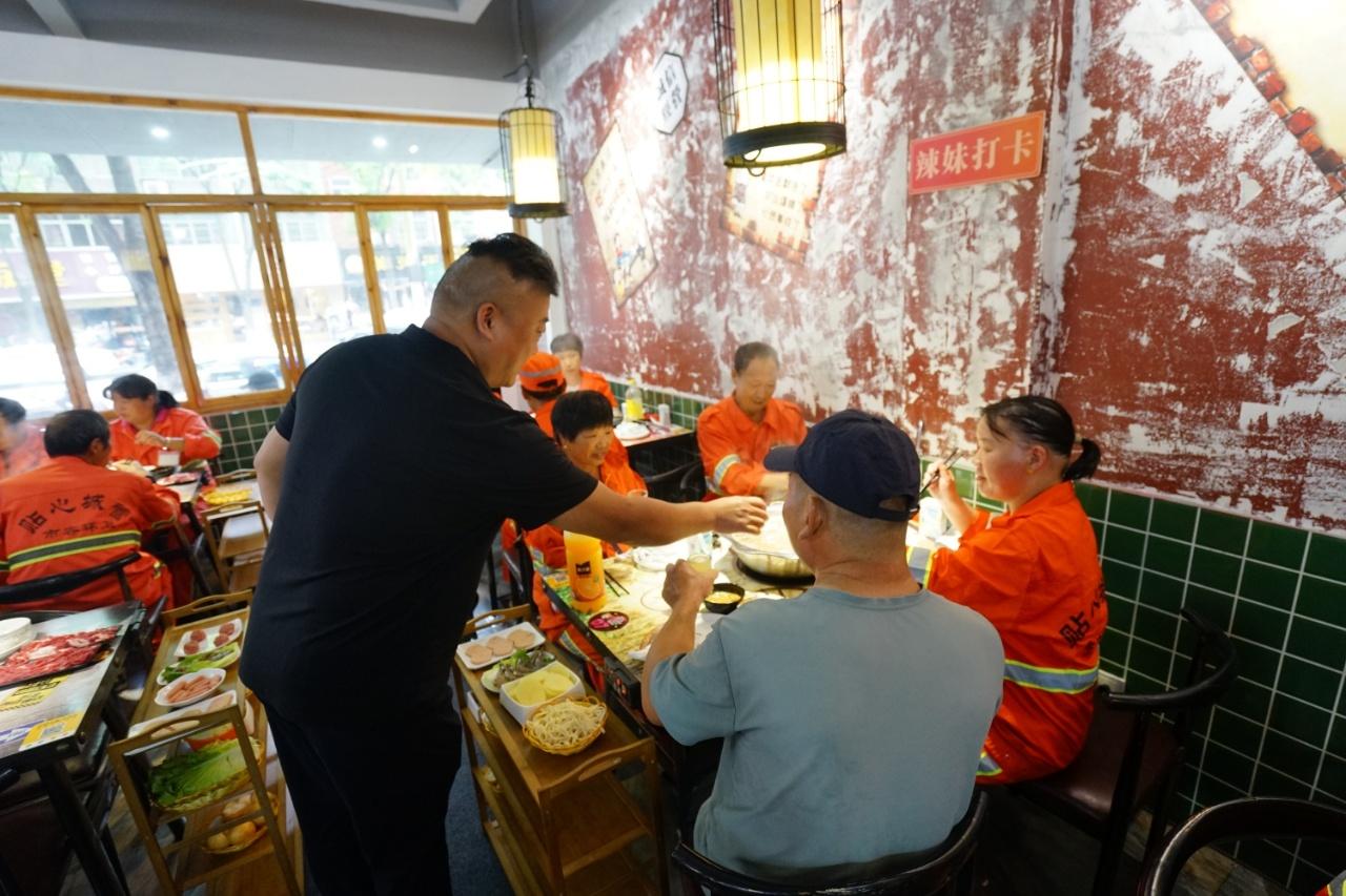 免费吃饭的火锅店老板：我只是做了自己能力范围内的小事  第4张
