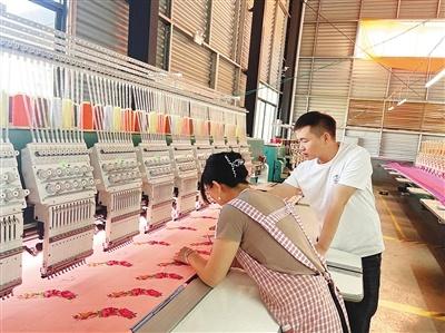 广南小伙高建强：传承民族服饰文化，走出独特创业路  第1张