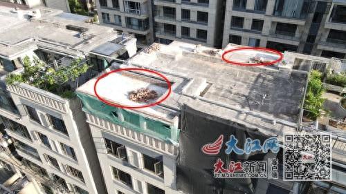 顶楼违建近百平，楼下业主苦不堪言，多次投诉为何屹立不倒？  第1张