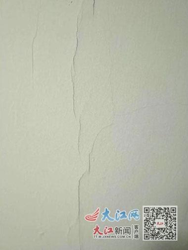 顶楼违建近百平，楼下业主苦不堪言，多次投诉为何屹立不倒？  第2张