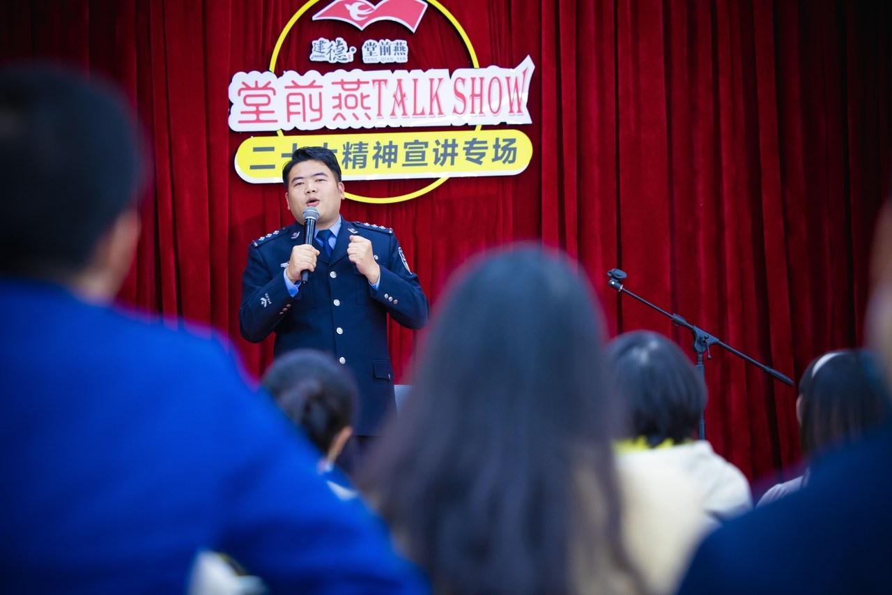 反诈民警张鲁谊：脱口秀达人、赤脚英雄，还是多面手  第2张