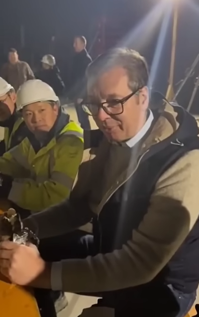 塞尔维亚总统武契奇深夜探访中国工人，还做了这件事