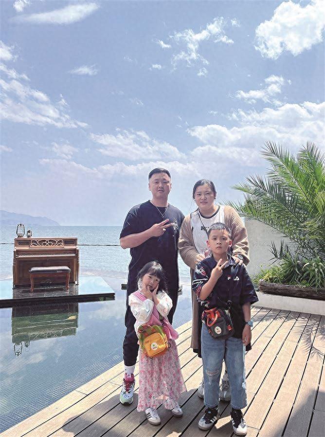 从教 12 年，他带领草根球队走向全国赛场，还收获了幸福的四口之家  第1张