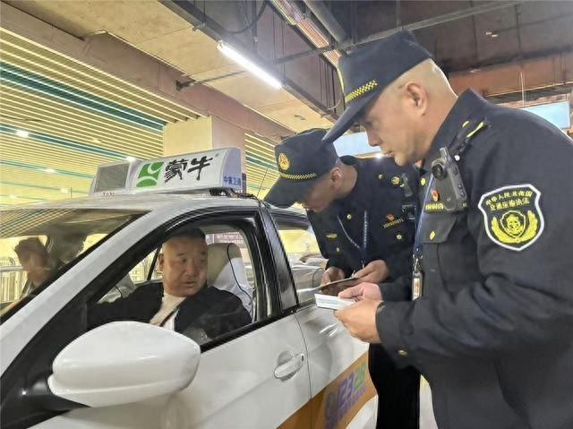 呼和浩特火车站地下通道严查非法营运车辆，你还敢坐吗？  第1张