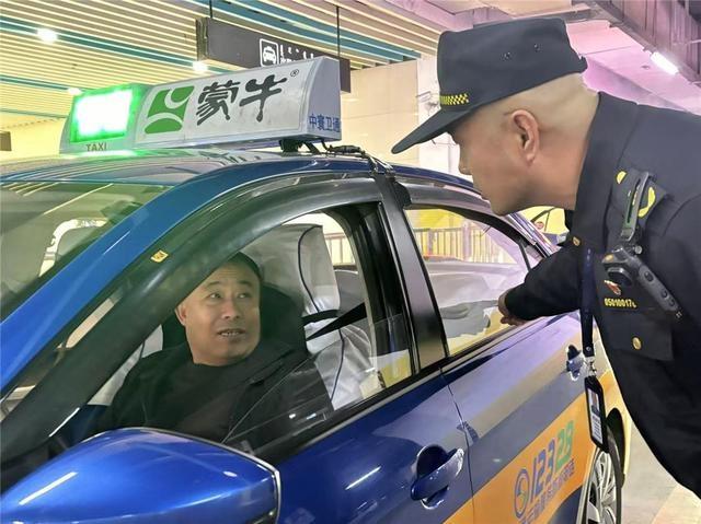 呼和浩特火车站地下通道严查非法营运车辆，你还敢坐吗？  第2张