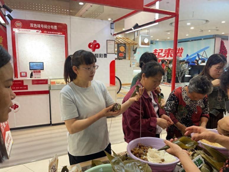 退休返聘主任郑红艺：一杯爱心凉茶，传递社区温暖
